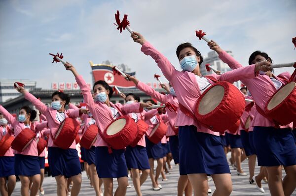 Hàng nghìn người đeo khẩu trang mit-tinh trên Quảng trường Kim Nhật Thành ở Bình Nhưỡng nhân bắt đầu chiến dịch 80 ngày biểu thị sự ủng hộ Đại hội VIII của Đảng Lao động Triều Tiên vào tháng 1 năm 2021, CHDCND Triều Tiên - Sputnik Việt Nam