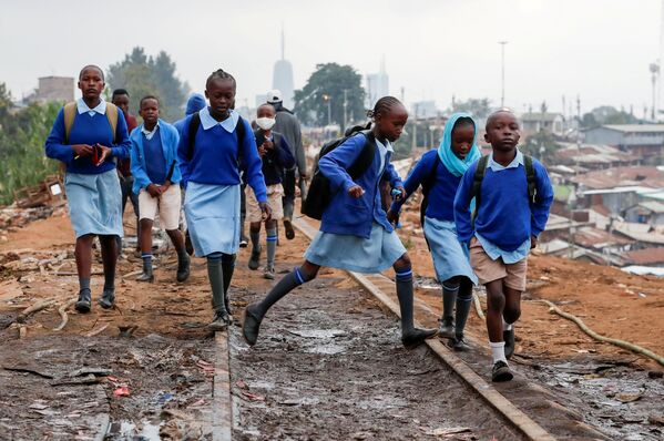Học trò theo đường ray xe lửa đến trường ở Nairobi, Kenya - Sputnik Việt Nam