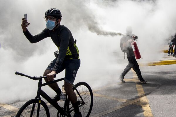 Người biểu tình đụng độ với cảnh sát trong Ngày Columbus ở Santiago, Chile - Sputnik Việt Nam