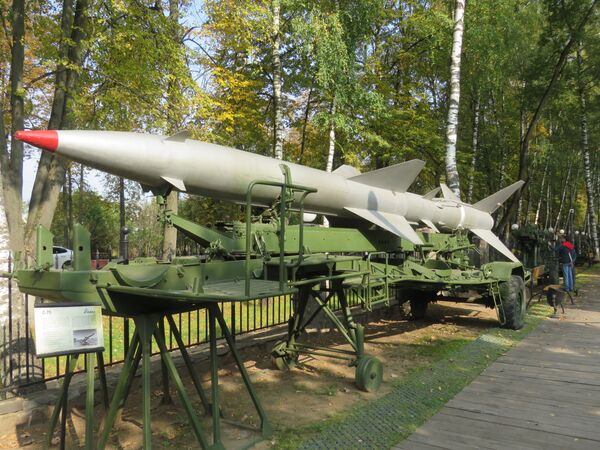 Tên lửa của hệ thống phòng không S-75 «Dvina» trên rơ-mooc xe tải - Sputnik Việt Nam