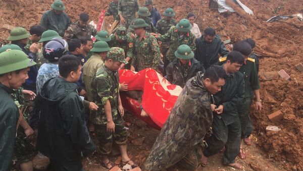 Các lực lượng đưa thi thể người bị nạn ra bên ngoài - Sputnik Việt Nam