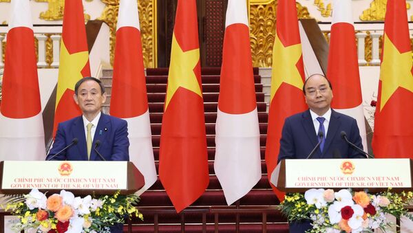Thủ tướng Nguyễn Xuân Phúc và Thủ tướng Nhật Bản Suga Yoshihide gặp gỡ báo chí - Sputnik Việt Nam