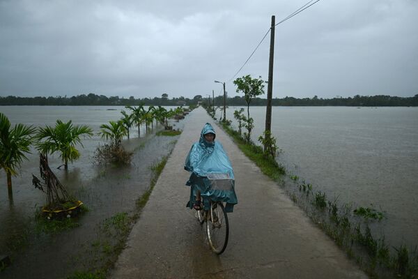 Người đi xe đạp trong trận lụt ở Việt Nam  - Sputnik Việt Nam