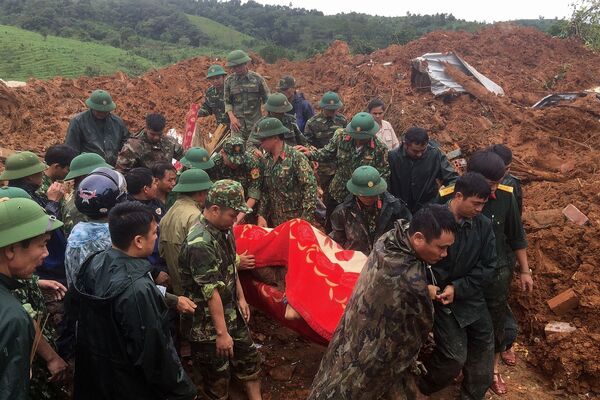 Công tác cứu hộ sau vụ sạt lở đất ở Việt Nam  - Sputnik Việt Nam