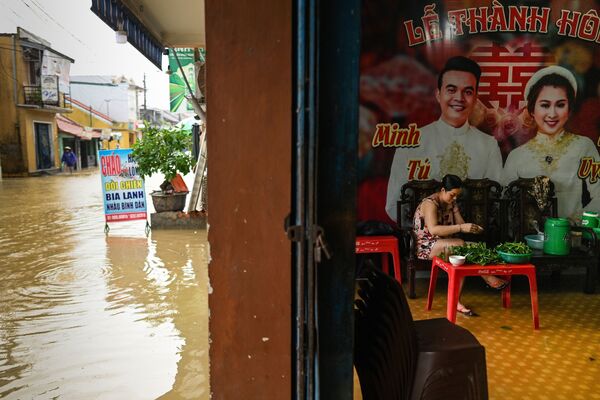 Người phụ nữ trong căn nhà trên phố ngập nước lụt ở Việt Nam - Sputnik Việt Nam