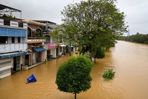 Trên đường phố ngập nước ở Việt Nam - Sputnik Việt Nam