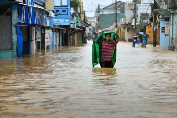 Trên đường phố ngập nước ở Việt Nam - Sputnik Việt Nam