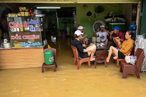 Trong quán ăn trên phố ngập nước lụt ở Việt Nam - Sputnik Việt Nam