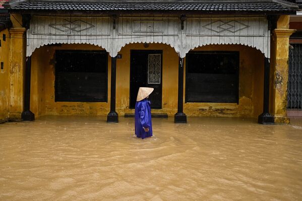 Người phụ nữ trên đường phố ngập nước lụt ở Việt Nam - Sputnik Việt Nam