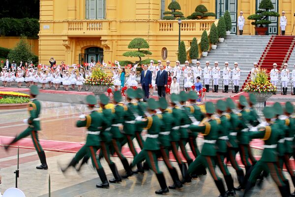 Thủ tướng Nhật Bản Yoshihide Suga và Thủ tướng Việt Nam Nguyễn Xuân Phúc tại Hà Nội - Sputnik Việt Nam
