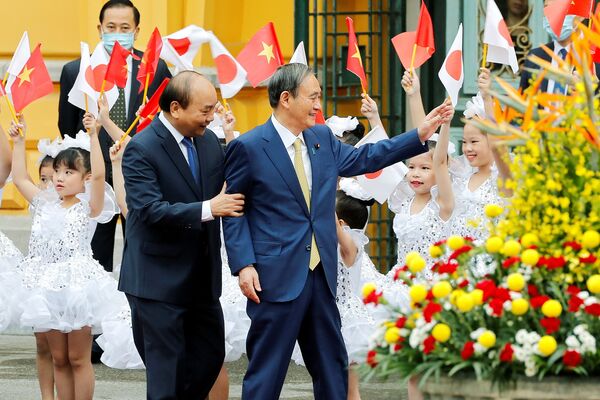 Thủ tướng Nhật Bản Yoshihide Suga và Thủ tướng Việt Nam Nguyễn Xuân Phúc tại Hà Nội - Sputnik Việt Nam
