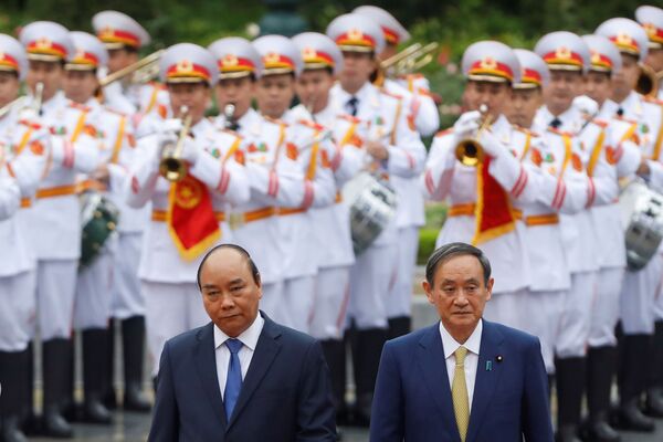 Thủ tướng Nhật Bản Yoshihide Suga và Thủ tướng Việt Nam Nguyễn Xuân Phúc trong cuộc gặp tại Hà Nội - Sputnik Việt Nam