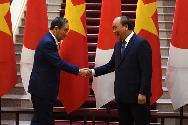Thủ tướng Nhật Bản Yoshihide Suga và Thủ tướng Việt Nam Nguyễn Xuân Phúc  hội kiến tại Phủ Chủ tịch, Hà Nội - Sputnik Việt Nam