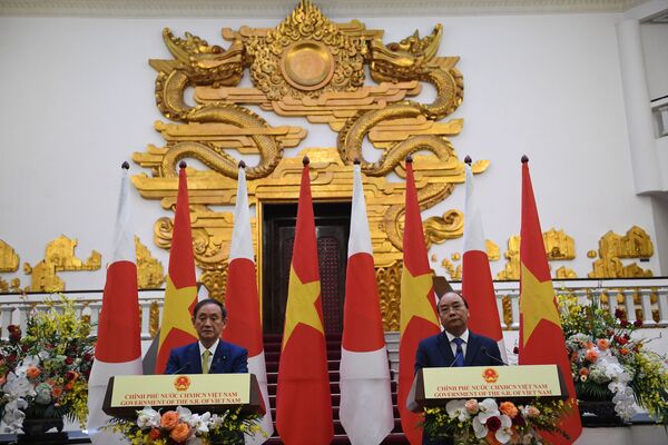 Thủ tướng Nhật Bản Yoshihide Suga và Thủ tướng Việt Nam Nguyễn Xuân Phúc trong cuộc gặp tại Hà Nội - Sputnik Việt Nam