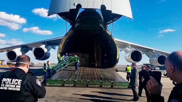 Máy bay An-124 của Nga với thiết bị y tế cho Mỹ tại sân bay New York, Mỹ. - Sputnik Việt Nam
