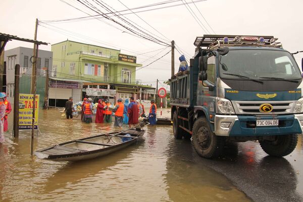 Mưa lũ ở miền Trung khiến 148 người chết và mất tích Mưa lũ ở miền Trung khiến 148 người chết và mất tích - Sputnik Việt Nam