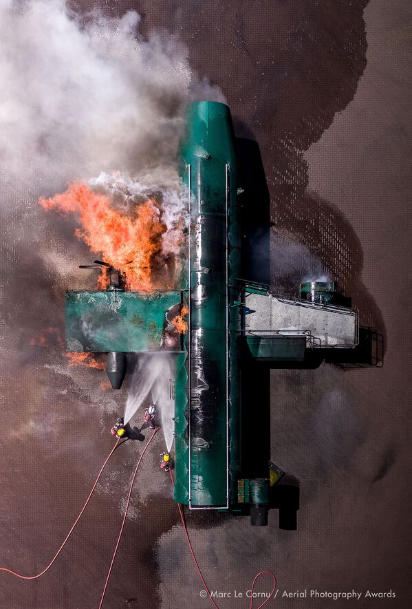 “Lửa tấn công” của nhiếp ảnh gia người Anh Marc Le Cornu, người chiến thắng trong hạng mục Tài liệu của Giải thưởng Nhiếp ảnh trên không Aerial Photography Awards 2020 - Sputnik Việt Nam