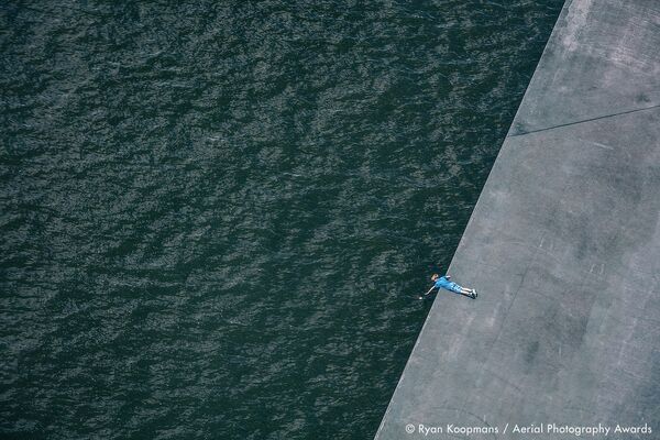 Bức ảnh On The Edge của nhiếp ảnh gia người Canada Ryan Koopmans, người chiến thắng hạng mục Khác tại Giải thưởng nhiếp ảnh trên không Aerial Photography Awards 2020 - Sputnik Việt Nam