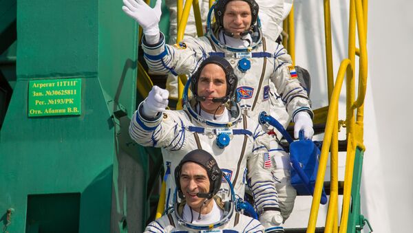 Сáс phi hành gia Nga Anatoly Ivanishin và Ivan Vagner, và một phi hành gia Mỹ Chris Cassidy  (Tàu Soyuz MS-16) - Sputnik Việt Nam