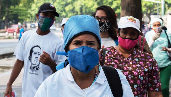 Nhân viên y tế thăm khám người dân để xác định các trường hợp nhiễm coronavirus ở các khu ổ chuột của Caracas - Sputnik Việt Nam