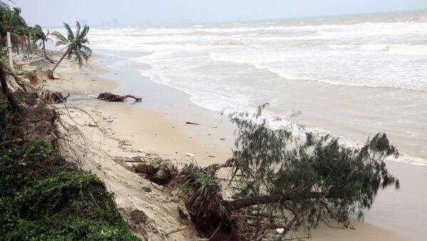 Bờ biển bị sạt lở, cây cối và nhiều công trình sập đổ ngổn ngang. - Sputnik Việt Nam