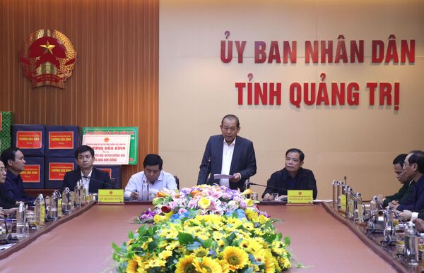 Kiểm tra khắc phục mưa lũ và thăm hỏi nhân dân Quảng Trị Kiểm tra khắc phục mưa lũ và thăm hỏi nhân dân Quảng Trị - Sputnik Việt Nam