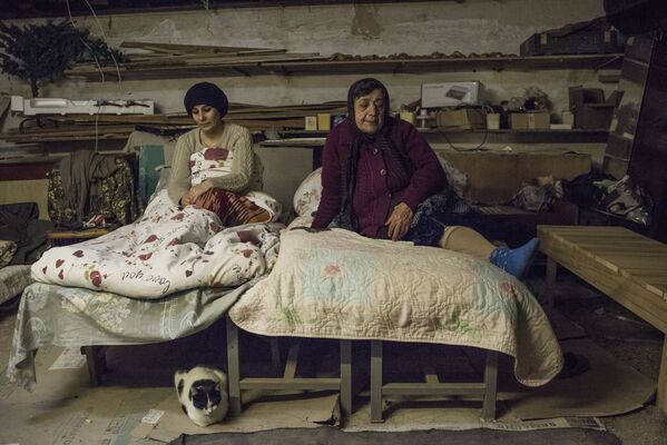 Những người phụ nữ dưới tầng hầm trong ngôi nhà của họ ở Stepanakert, Karabakh - Sputnik Việt Nam