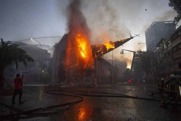 Mái vòm Nhà thờ Asuncion ở Santiago, bị người biểu tình đốt để đánh dấu một năm cuộc nổi dậy công khai ở Chile - Sputnik Việt Nam