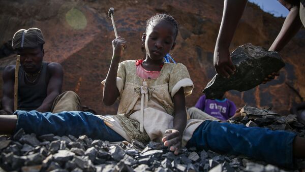 Cô bé làm việc tại mỏ đá ở Nairobi, Kenya - Sputnik Việt Nam
