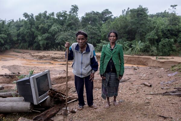 Người dân địa phương trước ngôi nhà của họ đã bị phá hủy do lở đất ở tỉnh Quảng Trị, Việt Nam - Sputnik Việt Nam