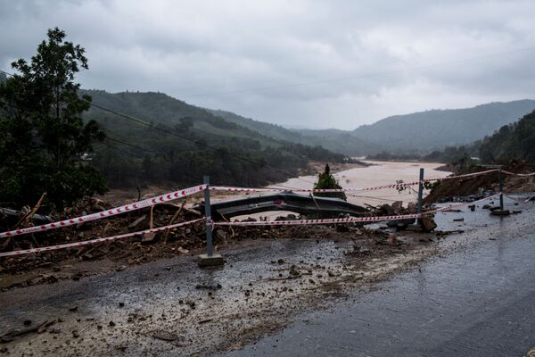 Con đường bị phá hủy bởi trận lở đất ở tỉnh Quảng Trị, Việt Nam - Sputnik Việt Nam