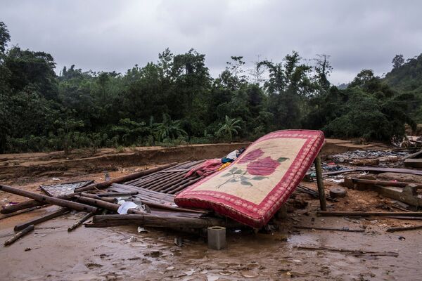 Căn nhà của người dân trong ngôi làng bị phá hủy do sạt lở đất ở tỉnh Quảng Trị, Việt Nam - Sputnik Việt Nam