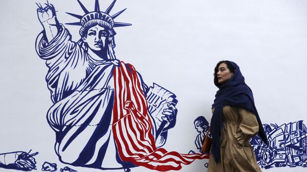 Người phụ nữ vẽ bậy trên tường của Đại sứ quán Mỹ ở Tehran trước đây - Sputnik Việt Nam