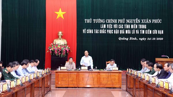 Thủ tướng Nguyễn Xuân Phúc làm việc với lãnh đạo các tỉnh miền Trung về khắc phục hậu quả mưa lũ và tìm kiếm, cứu nạn - Sputnik Việt Nam