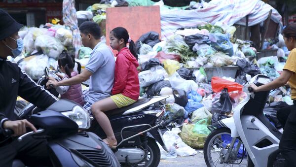 Tại khu vực phố Hoàng Văn Thái, rác chất thành từng đống gây khó chịu cho người dân nơi đây (ảnh chụp ngày 25/10). - Sputnik Việt Nam