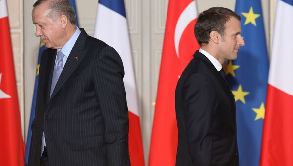 Tổng thống Thổ Nhĩ Kỳ Recep Tayyip Erdogan và Tổng thống Pháp Emmanuel Macron. - Sputnik Việt Nam