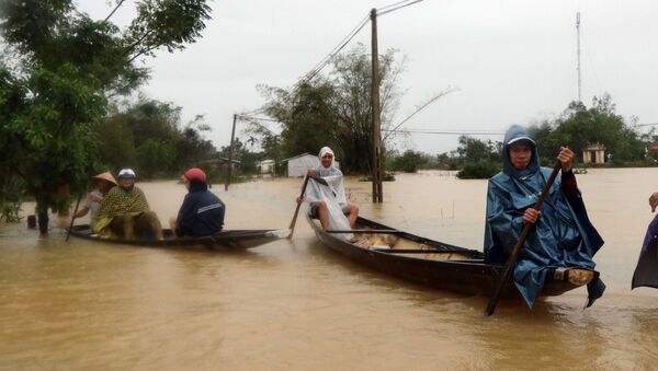 Người dân xã Quảng Phú, huyện Quảng Điền (Thừa Thiên-Huế) vẫn bị nước lũ “bủa vây”. - Sputnik Việt Nam