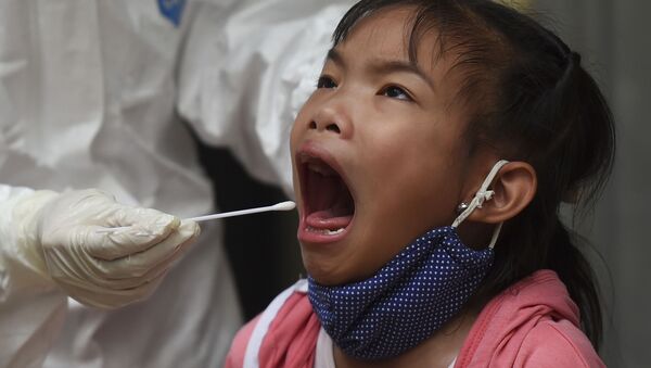 Chuyên gia y tế xét nghiệm coronavirus cho trẻ ở Hà Nội - Sputnik Việt Nam