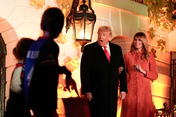 Tổng thống Mỹ Donald Trump và phu nhân Melania trong lễ trao quà truyền thống Halloween tại Nhà Trắng - Sputnik Việt Nam