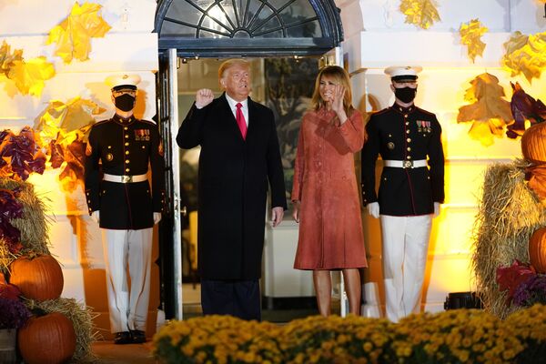 Tổng thống Mỹ Donald Trump và phu nhân Melania trong lễ trao quà truyền thống Halloween tại Nhà Trắng - Sputnik Việt Nam