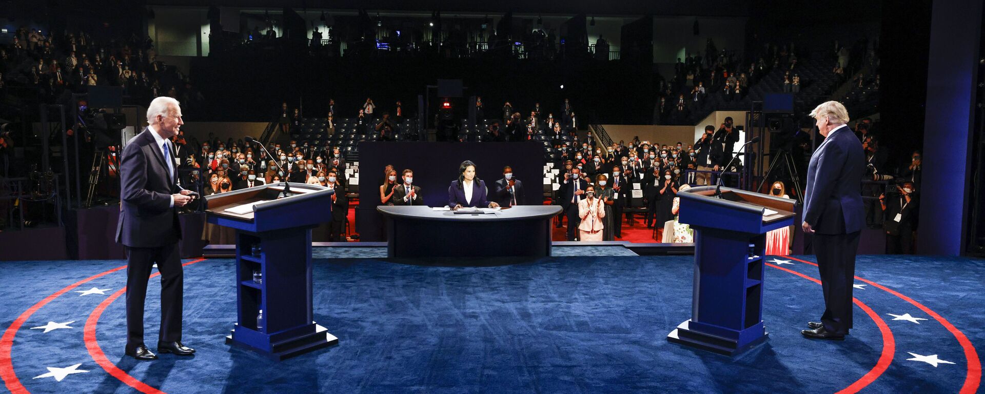 Ứng cử viên tổng thống Mỹ Joe Biden và Tổng thống Mỹ Donald Trump trong cuộc tranh luận cuối cùng. - Sputnik Việt Nam, 1920, 10.09.2021
