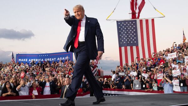 Tổng thống Hoa Kỳ Donald Trump tổ chức một cuộc biểu tình trong chiến dịch tranh cử của ông tại Sân bay Quốc tế Orlando Sanford ở Sanford, Florida - Sputnik Việt Nam