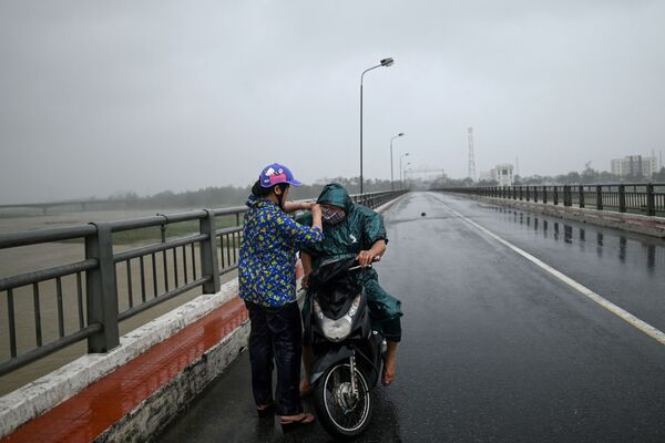 Vợ chỉnh khẩu trang cho chồng trong cơn gió lớn ở Việt Nam - Sputnik Việt Nam