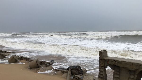 Ảnh hưởng bão số 9 gây sóng lớn xâm thực vào bờ biển Tuy Hòa, Phú Yên. - Sputnik Việt Nam