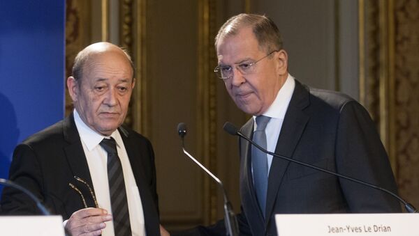 Jean-Yves Le Drian và Sergey Lavrov trong cuộc họp báo ở Paris - Sputnik Việt Nam