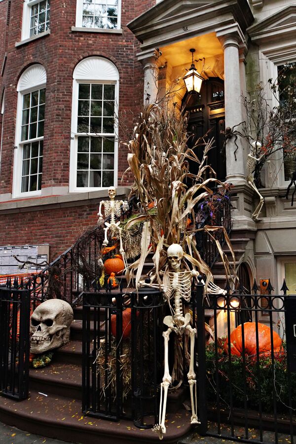 Trang trí Halloween ngoài hiên một ngôi nhà ở khu Upper East Side, New York, Mỹ - Sputnik Việt Nam