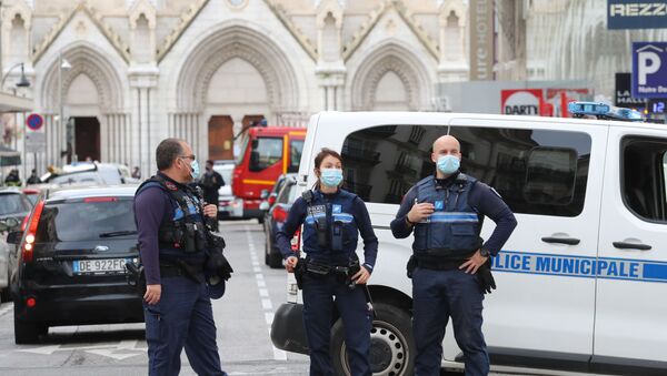 Cảnh sát Pháp bên ngoài Nhà thờ Đức Bà ở Nice sau vụ tấn công khiến 3 người thiệt mạng - Sputnik Việt Nam