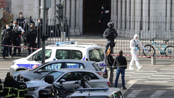 Cảnh sát Pháp bên ngoài Nhà thờ Đức Bà ở Nice sau vụ tấn công khiến 3 người thiệt mạng - Sputnik Việt Nam