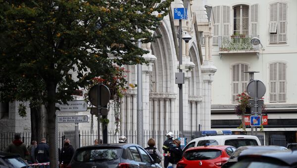 Nhân viên an ninh bên ngoài Nhà thờ Đức Bà sau khi có tin về vụ tấn công, Nice - Sputnik Việt Nam