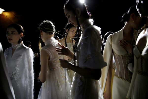 Những người mẫu sau hậu trường trước buổi trình diễn bộ sưu tập Heaven Gaia Spring/Summer 2021  ở Bắc Kinh - Sputnik Việt Nam